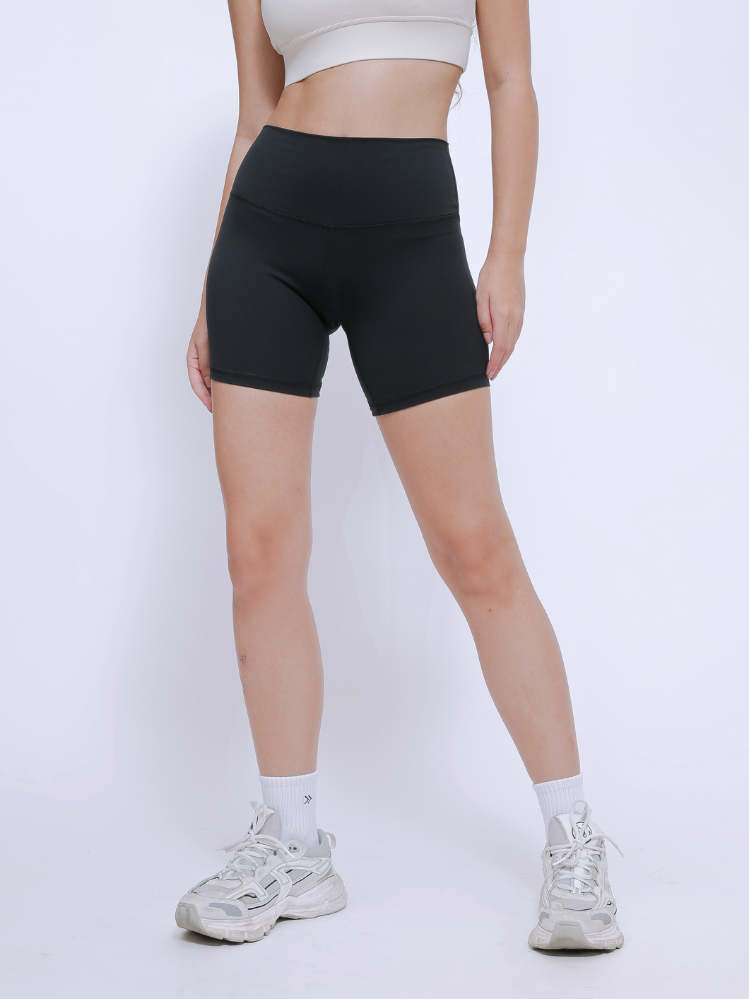 Stride Mid Thigh Shorts 6” in Jet Black