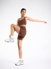 Load image into Gallery viewer, Stride Mid Thigh Shorts 6” in Coffee
