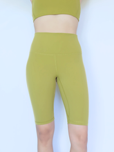 Load image into Gallery viewer, Energy Biker Shorts 9&quot; in Turmeric
